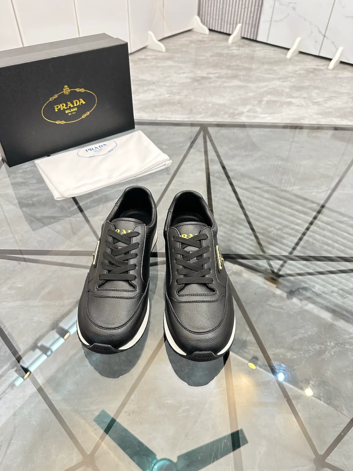 Men's shoes: 💰P420¥ Product trademark: Prada *"Prada*" low-top casual shoes Regular size: 38-44 (can be customized to 45) Product materials: imported cowhide upper, sheepskin lining, original outsole. Number: 020